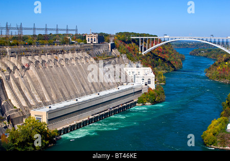 Niagara power generation station avec Sir Adam Beck - Lewiston Queenston Bridge sur la rivière Niagara Banque D'Images