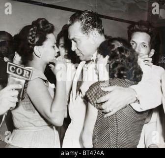 Le président cubain Fulgencio Batista des mots de réconfort pour les femmes dont les maris ont été tués le 26 juillet 1953 Banque D'Images