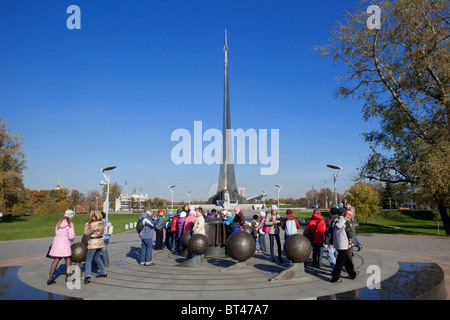 Les élèves sur une excursion de l'école avec leur enseignant au Monument des conquérants de l'espace de Moscou, Russie Banque D'Images