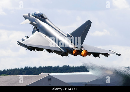 L'Eurofighter Typhoon F2 exploité par la RAF, décoller avec un dispositif de postcombustion à Farnborough Airshow. Banque D'Images