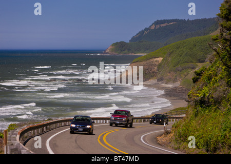 FLORENCE, Oregon, USA - la circulation automobile sur la pittoresque Route 101 sur la côte de l'Oregon central. Banque D'Images