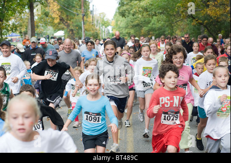 Les enfants au départ d'une course d'un mille à West Newbury, Massachusetts. Banque D'Images