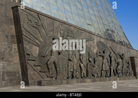 Relief montrant le premier cosmonaute Youri Gagarine sur le Monument des conquérants de l'espace de Moscou, Russie Banque D'Images