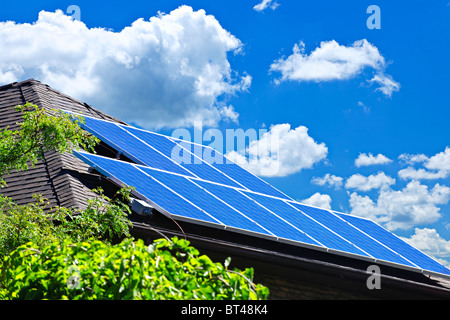 Éventail de sources d'énergie de panneaux solaires photovoltaïques sur le toit d'une maison d'habitation Banque D'Images