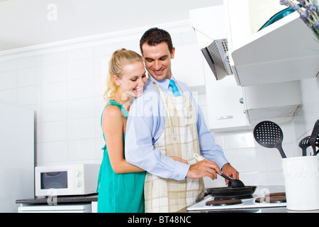 Jeune couple heureux à la cuisson des aliments dans la cuisine Banque D'Images