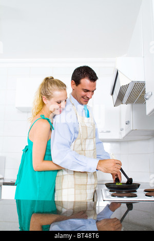 Jeune couple heureux à la cuisson des aliments dans la cuisine Banque D'Images