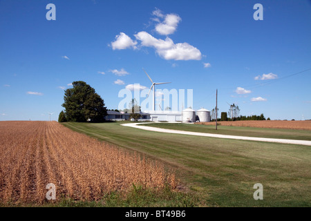 La production d'énergie éolienne éoliennes sur Indiana USA ferme Banque D'Images