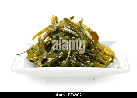 Assiette de salade d'algues wakame sur fond blanc Banque D'Images