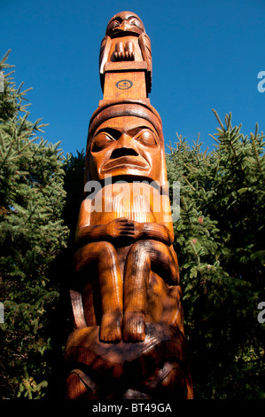 Un totem indien traditionnel, sculpté sur place. Banque D'Images