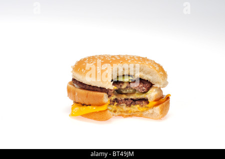 McDonald's Big Mac double cheeseburger qui a une bouchée de sur fond blanc découpé. Banque D'Images
