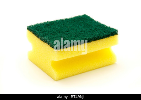 Éponge fibre artificielle sur un fond blanc Banque D'Images