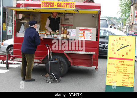 Spécialité régionale : crêpes et galettes bretonnes à vendre au cours du marché en Bretagne (Treguier, France) Banque D'Images