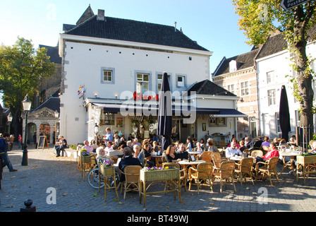 Les personnes bénéficiant d'une terrasse avec soleil d'été au café La Bonne Femme Maastricht Pays-Bas Banque D'Images