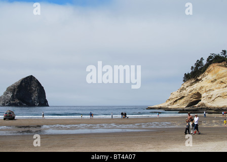 Pacific City's Haystack Rock est aussi appelé verre Rock Banque D'Images