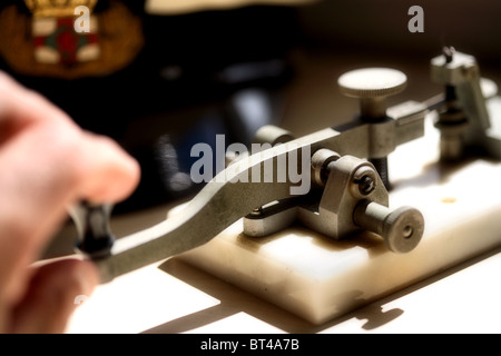 Transmission du code Morse à l'aide de la touche Morse Banque D'Images