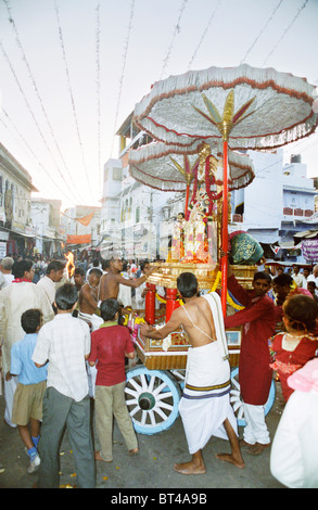 Festival de rue indienne avec panier et procession à Pushkar Rajasthan Inde Banque D'Images