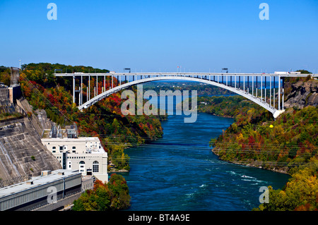 Niagara power generation station avec Sir Adam Beck - Lewiston Queenston Bridge sur la rivière Niagara Banque D'Images