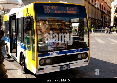 Petit bus avec accès facile' 'conçu pour personnes âgées. 'Azienda napoletana mobilita' naples Italie Banque D'Images