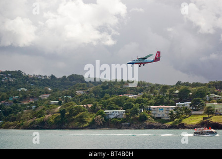 Un avion Twin Otter exploité par Aviation Carib pointe d'approches dans l'aéroport de Vigie Castries Sainte-lucie pendant qu'il Banque D'Images