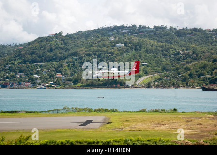 Un avion Twin Otter exploité par Aviation Carib pointe d'approches dans l'aéroport de Vigie Castries Sainte-lucie pendant qu'il Banque D'Images