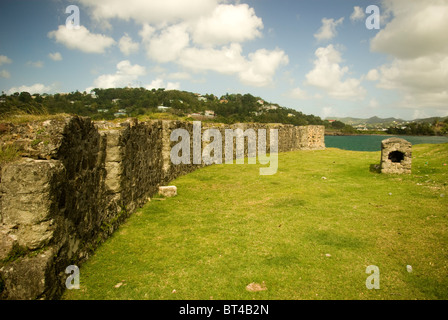 Emplacement historique près de Tapion St Lucia. Ruines de murailles fortifiées avec vue sur mer à l'entrée du port de Castries. Banque D'Images