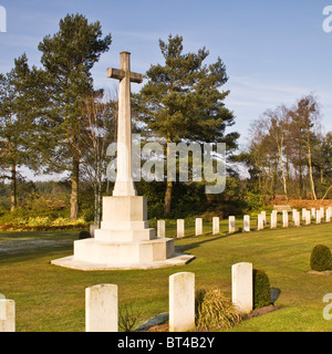 Cimetière militaire du Commonwealth à la fin de l'hiver aube sur Cannock Chase Country Park (région de beauté naturelle exceptionnelle) Banque D'Images