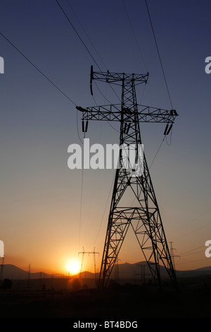 Coucher de soleil vu à travers une rangée de pylônes Banque D'Images