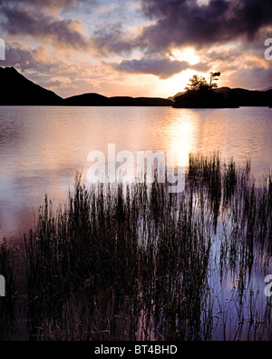 Lever du soleil à llynnau Cregennen, Parc National de Snowdonia. Banque D'Images