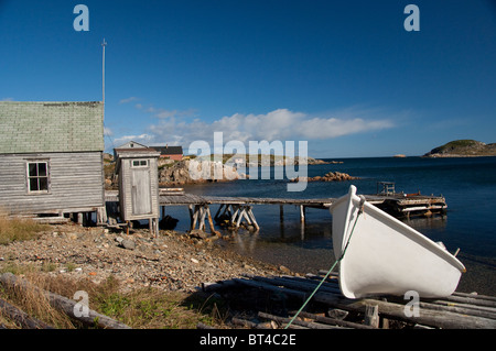 Canada, Terre-Neuve et Labrador, Twillingate. Fisherman's Point, cabine avec outhouse dans son port pittoresque. Banque D'Images