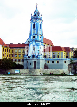 Durnstein Église bleue le long de la rivière du Danube inférieur Vallée de Wachau, l'Autriche Banque D'Images