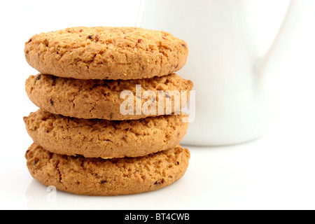Fresh baked Pile de gruau chaud cranberry cookies, isolé contre fond blanc et blanc pot de lait , DOF peu profondes Banque D'Images