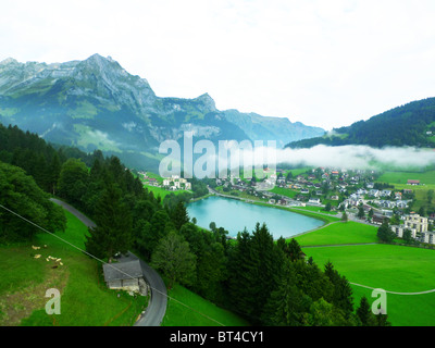 Le tourisme d'excursion de voyage locations de vacances visite explorer la vue site Ville Pays Europe green mountain alp Swiss Suisse Banque D'Images