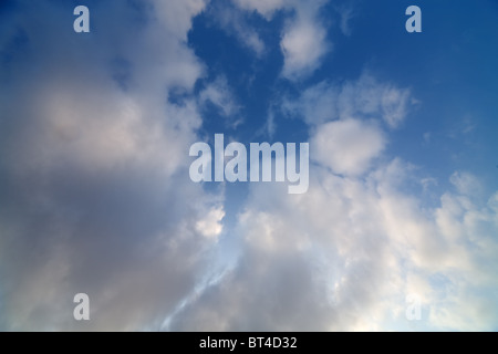 Le ciel nuageux ciel bleu Banque D'Images