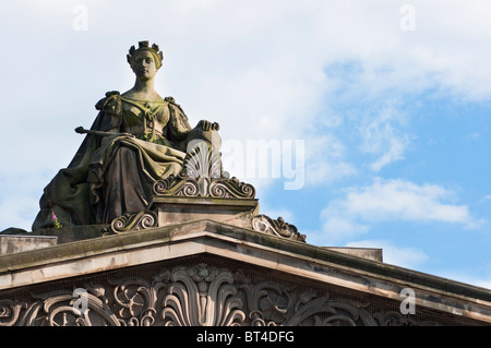 Statue sur le dessus de la Royal Scottish Academy (art gallery) à Édimbourg, Écosse Banque D'Images