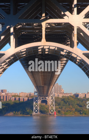 Vue sous le pont George Washington avec Jeffrey's Hook Lighthouse l'autre côté de la rivière Hudson à New York. Banque D'Images