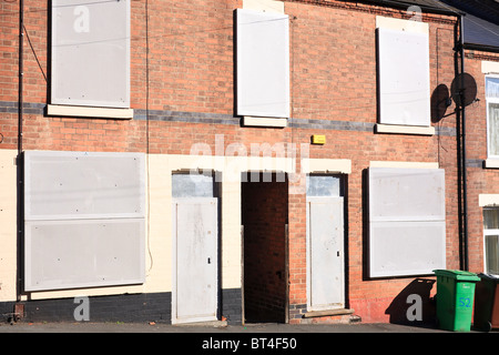 2 terrasse maisons dans une rangée de fenêtres placardées dans sneinton, Nottingham, Royaume-Uni. sneinton est une zone assez privé. Banque D'Images