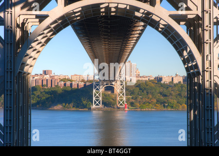 Vue sous le pont George Washington avec Jeffrey's Hook Lighthouse l'autre côté de la rivière Hudson à New York. Banque D'Images