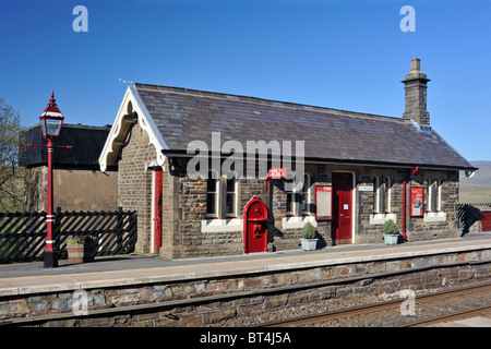 Salle d'attente et une plate-forme en direction nord. La station de Garsdale. Fer Settle-Carlisle, Cumbria, Angleterre, Royaume-Uni, Europe. Banque D'Images