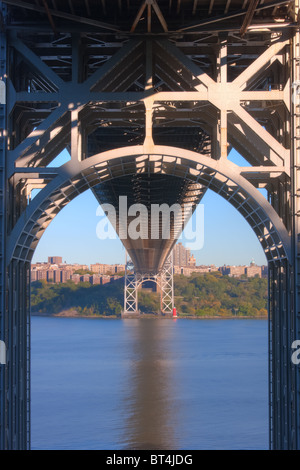 Vue sous le pont George Washington avec Jeffrey's Hook Lighthouse l'autre côté de la rivière Hudson à New York. Banque D'Images