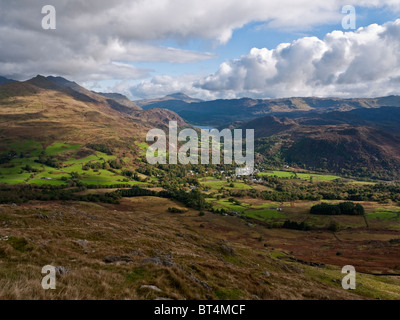 Le village de Snowdonia, Nantgwynant Beddgelert en vue des pistes de Moel Hebog. Moel Siabod et Llyn Dinas sont en vue Banque D'Images