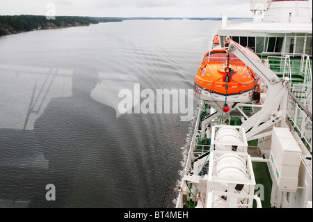 Silhouette de personne dans la fenêtre d'un grand ferry dans l'archipel de Stockholm Banque D'Images