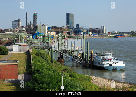 Rheinuferpromenade mit Schiffsanlegestelle, Chemiepark Medienfassade und der Bayer AG à Leverkusen, Rhein, Allemagne Banque D'Images