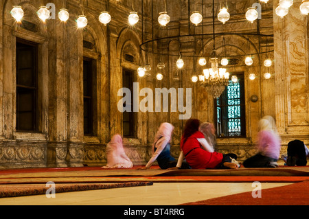 Les filles égyptiennes à se reposer dans la belle mosquée de Mohamed Ali au Caire. Banque D'Images