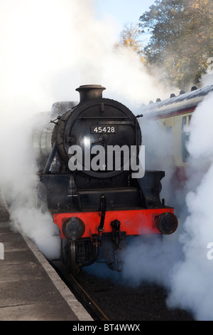 Décisions de la vapeur sur pente. Locomotive à vapeur restauré 5 noir n° 45428 'Eric Treacy' à Grosmont, North Yorkshire, UK Banque D'Images