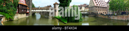 Le tourisme d'excursion de voyage locations de vacances visite explorer voir site vue ville Pays Europe train rail station assurance valise café Banque D'Images