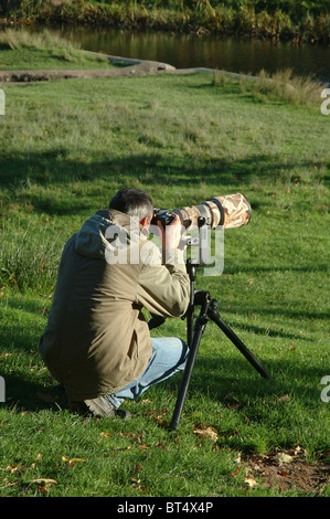 Photographe professionnel avec objectif zoom et le trépied, Bradgate Park, Leicestershire, England, UK Banque D'Images
