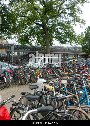 Amsterdam Location vélo transport travel ride park moulin électrique Énergie Énergie éolienne générer la gare d'urinoir Banque D'Images