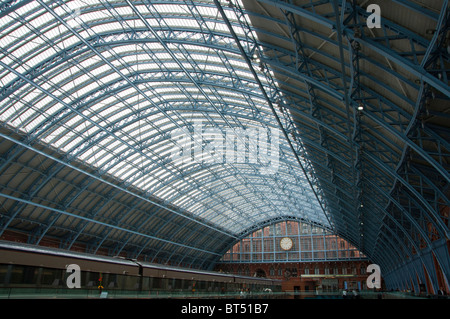 Train stationné à la terminal Eurostar de St Pancras, Londres. Banque D'Images