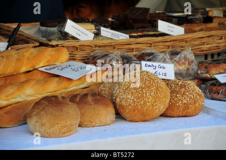 Miches de pain sur stand à Deddington Farmers Market, Oxfordshire Banque D'Images