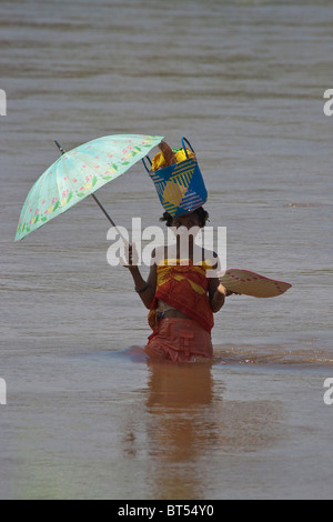 Femme fleuve Tsiribihina traversée à pied, à Madagascar. Banque D'Images